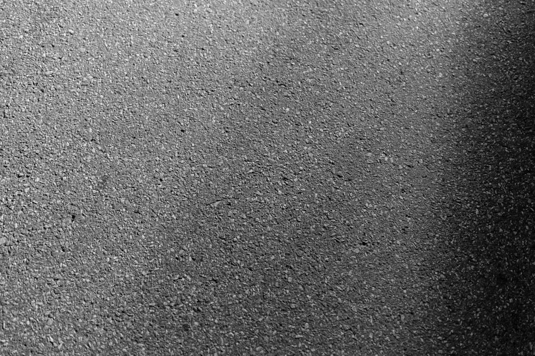 O que é Asfalto? A Importância do Asfalto na Construção de Estradas e Seus Preços